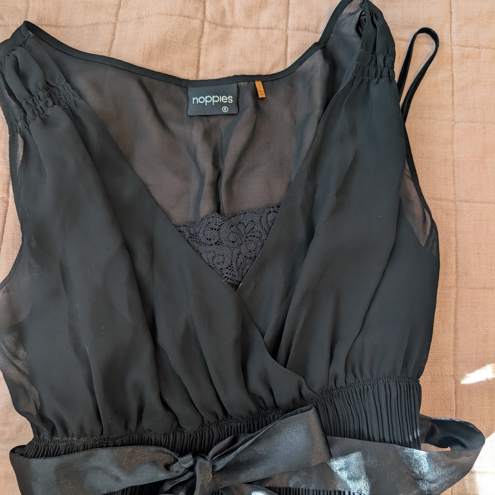 Elegant Black Midi Dress with Floral Details - Picture 3 of 4